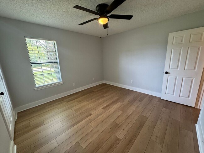 Building Photo - Gulf Breeze - Pineglade - 4 bedroom, 3 bat...