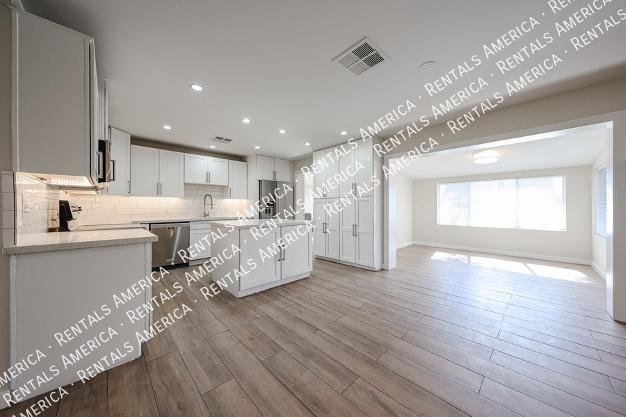 Building Photo - 105 E Hermosa Dr