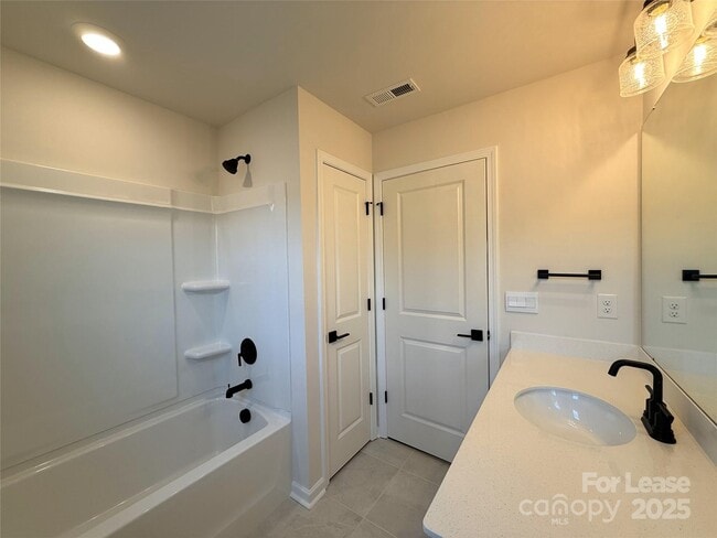 Building Photo - 5084 Silver Crk Ln