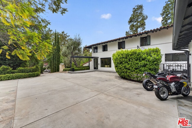 Building Photo - 760 S San Rafael Ave