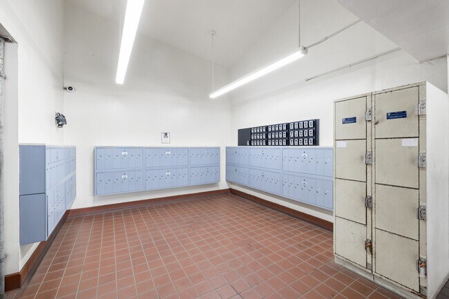 Building Photo - 2421 Tusitala St