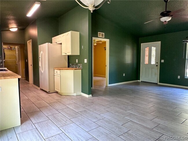 Building Photo - 130 N Hawthorne Dr