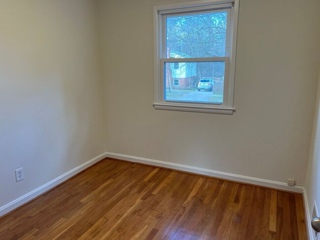 Building Photo - Lovely Split Level Close to Walter Reed, N...