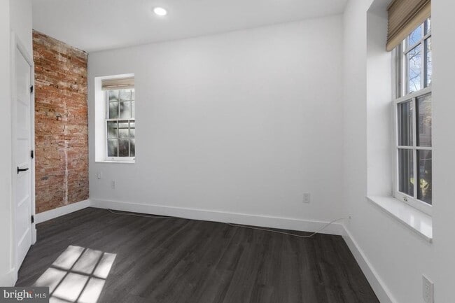 Building Photo - 212 Catharine St