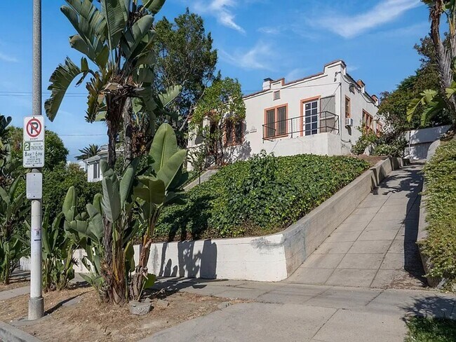 Building Photo - 1044 Manzanita St