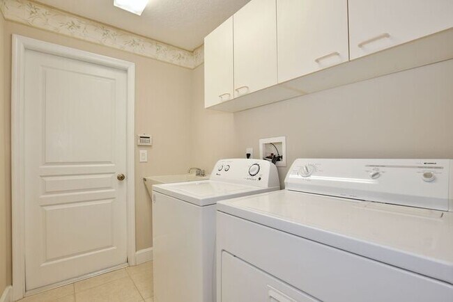 Building Photo - Stunning 4/3 Pool Home with a Bonus Room a...