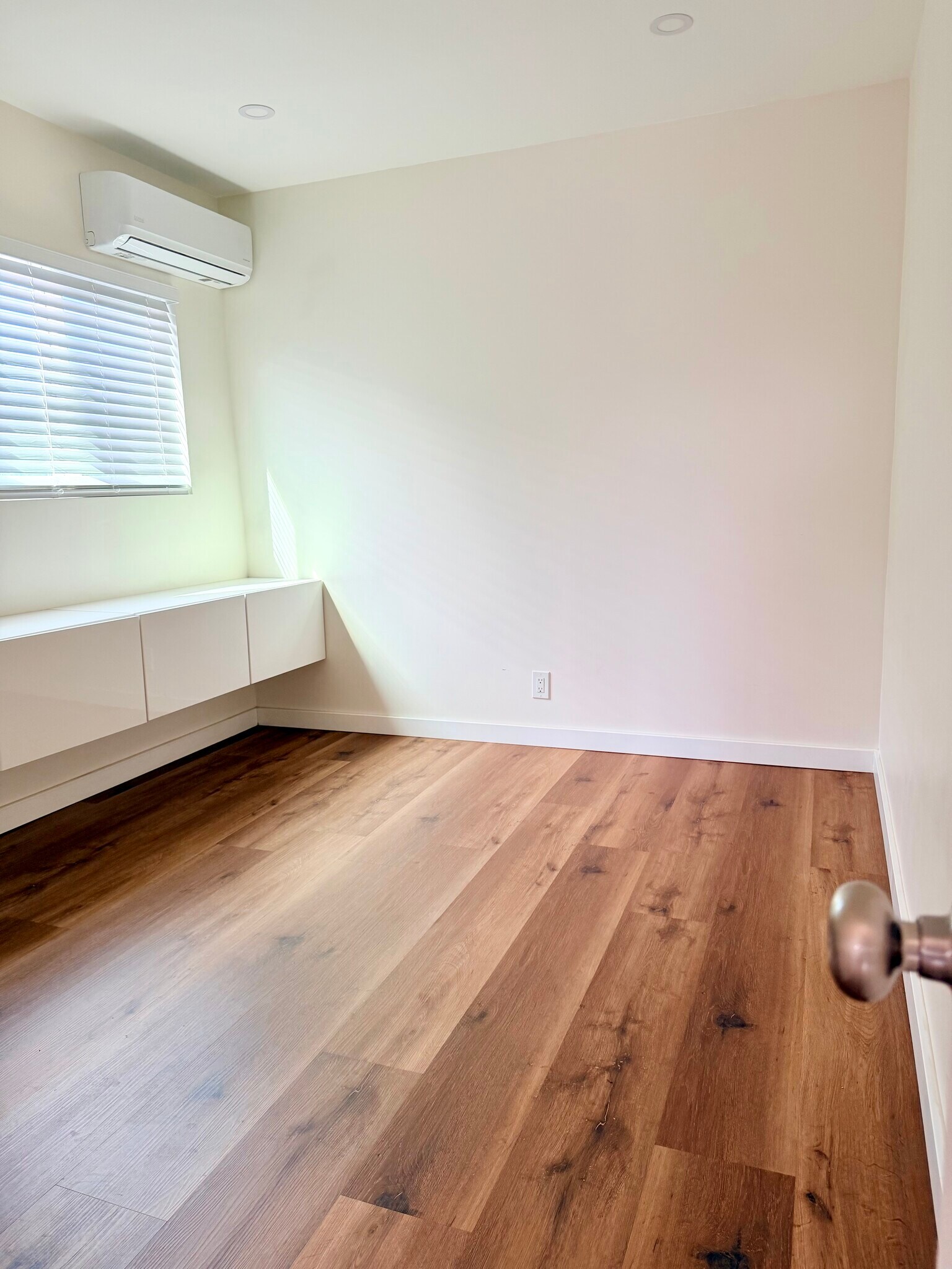 Building Photo - 1316 N Hollywood Way