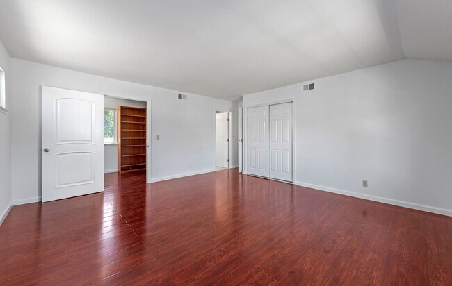 Building Photo - 5 bed/2.5 bath single family home in W. Sa...