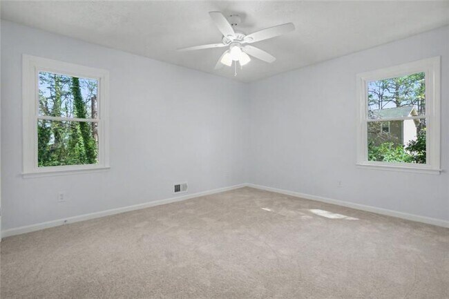 Building Photo - 2470 Trent Dr NE