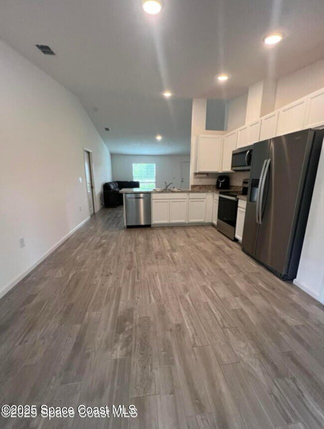 Building Photo - 499 Oakleaf St SW