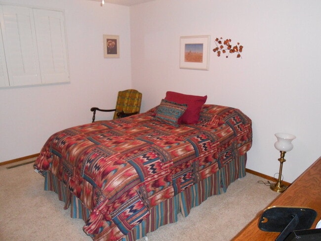 Building Photo - Charming 2 Bed/2 Bath Condo Near the Sculpture Park