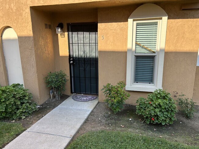 Building Photo - Spacious Townhome in Desirable Fairfield Area