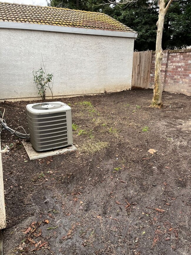 Building Photo - 3 Bed| 2 Bath | 1215 SF | Private Driveway + Garage | Single Story| Tenant pays $175 monthly for ...