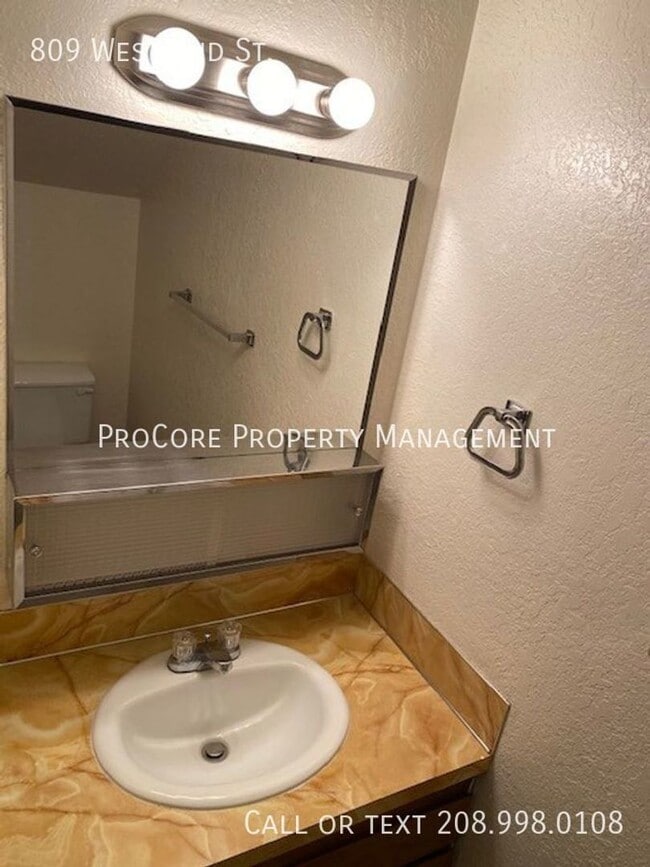 Building Photo - 2 Bed Modern Updates, 1.5 Baths, Semi-Fenced Covered Patio