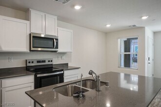 Building Photo - 6184 Hibiscus Gdn St