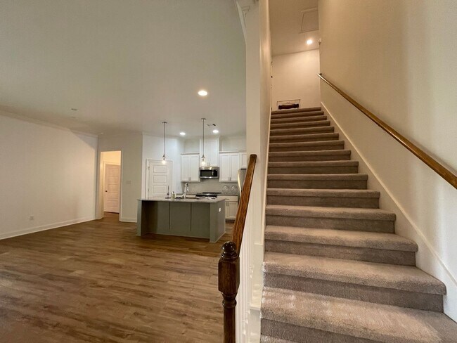 Building Photo - 3 Bedroom Garden Home in Stonelake Village...