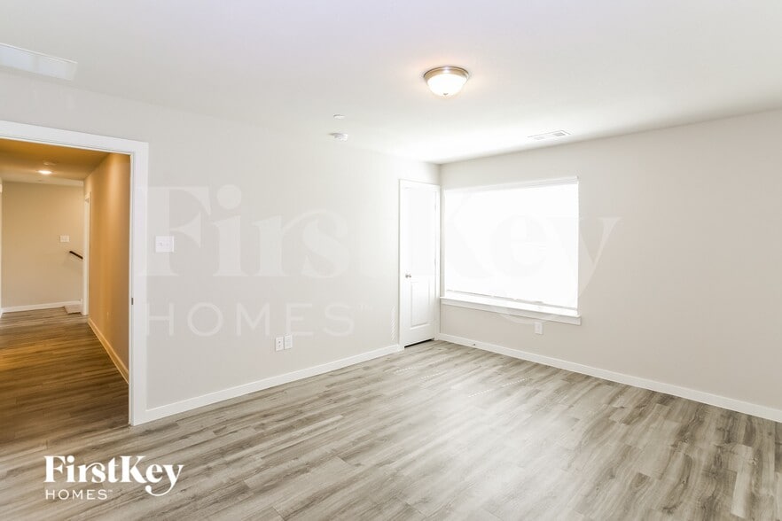 Building Photo - 619 Ava Trl