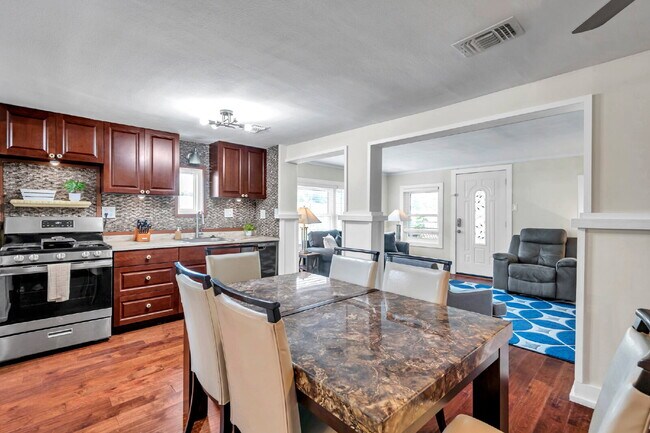 Building Photo - Fully Furnished Pool Home | Flexible Lease...