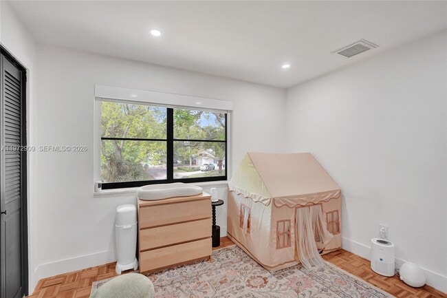 Building Photo - 9901 SW 79th Ave