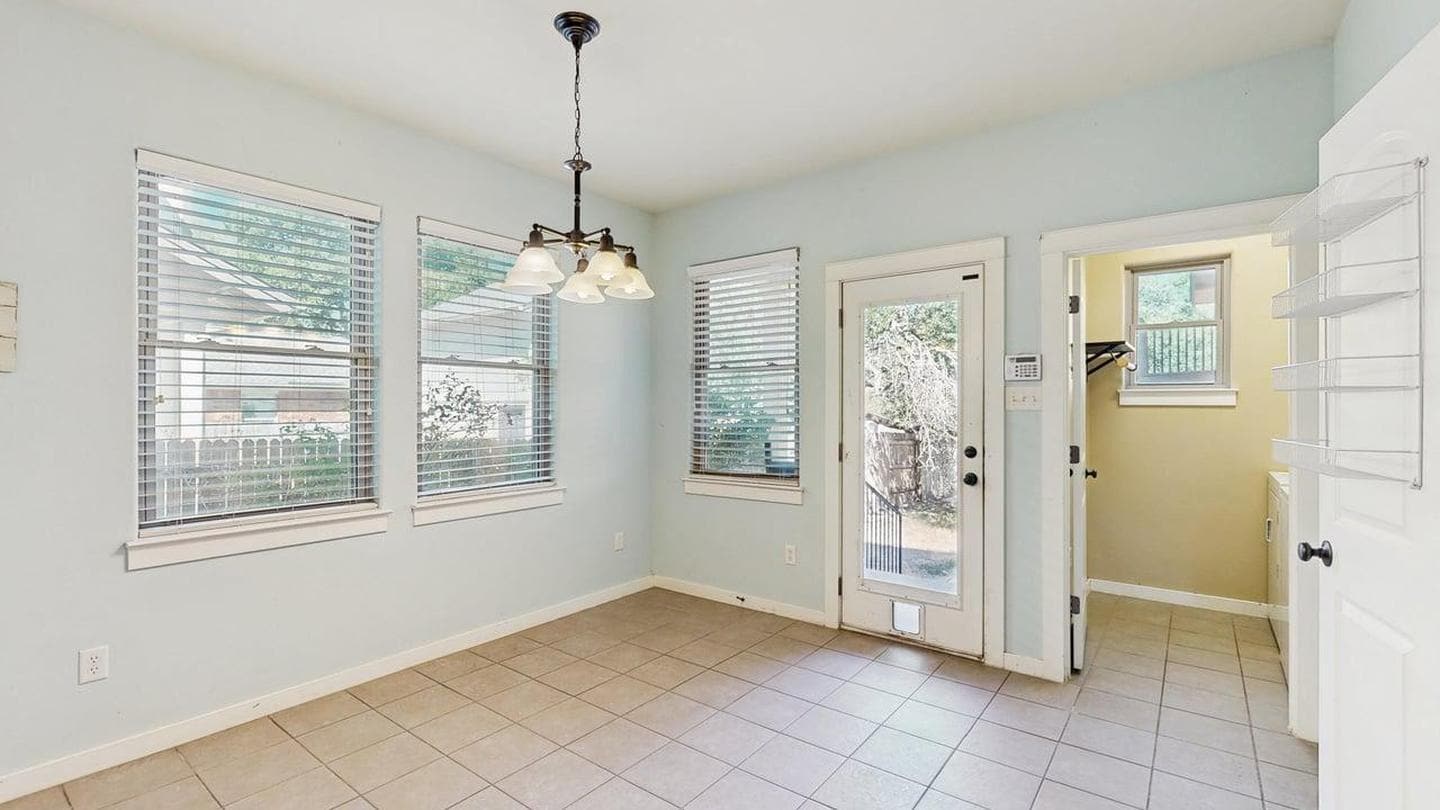 Building Photo - Beautifully updated home in a peaceful Geo...