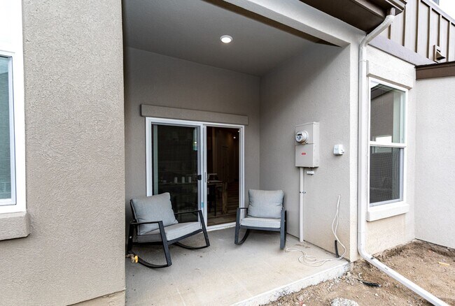 Building Photo - 3 Bedroom End Unit Luxury Townhome in Moun...