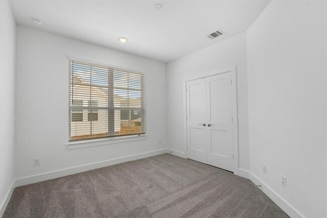 Building Photo - 1326 Shaded Rock Dr