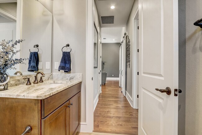 Building Photo - 10613 White Oak Dr