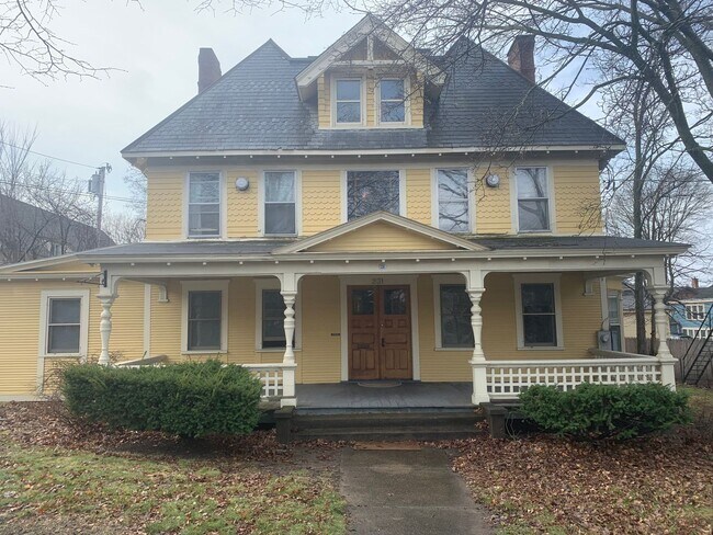 Building Photo - 231 Maple St