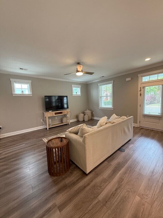 Building Photo - Quaint Neighborhood Living: Spacious 3 Bed...