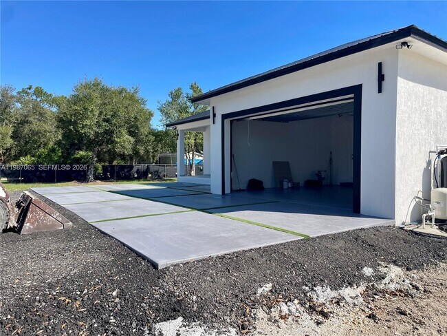 Building Photo - 435 N Quebrada St