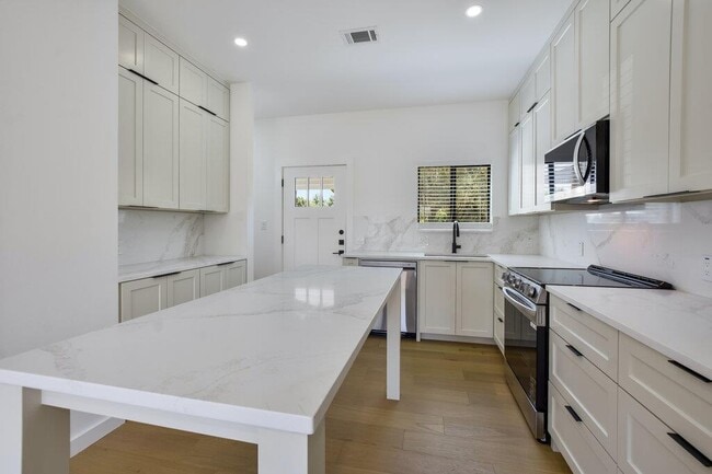 Building Photo - 2530 Steck Ave