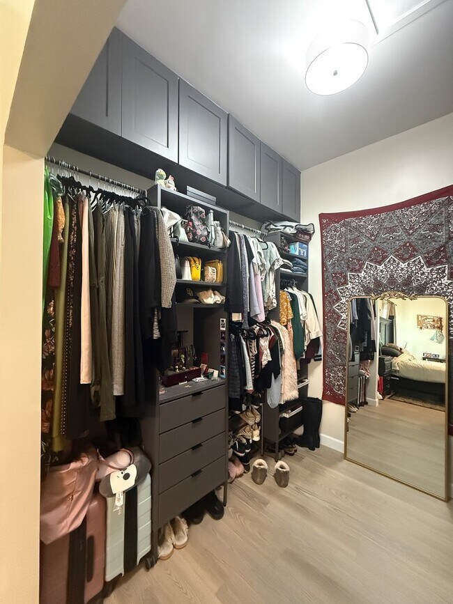 Building Photo - 3 Bedroom 2 Bathroom House Available Septe...