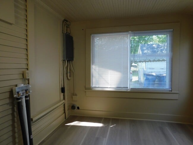 Building Photo - Cute 2 Bedroom 1 Bathroom House