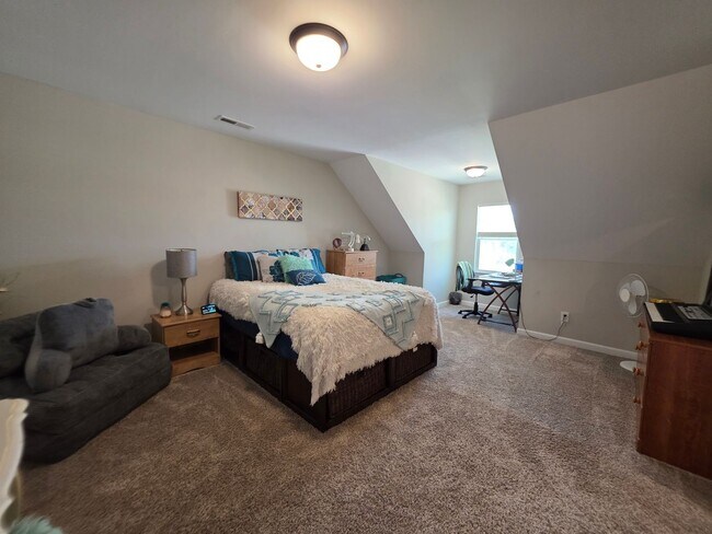 Building Photo - Spacious & Stylish Living Near Camp Lejeune with Expansive Fenced Backyard