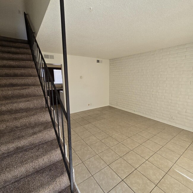 Building Photo - 401 Graceland Dr SE