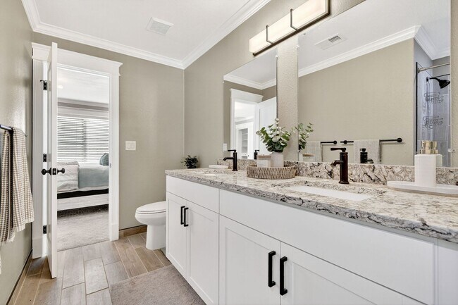 Building Photo - Two Bedroom Townhome W/ Garage!