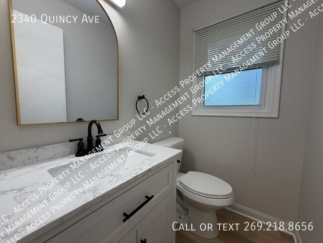 Building Photo - 2340 Quincy Ave