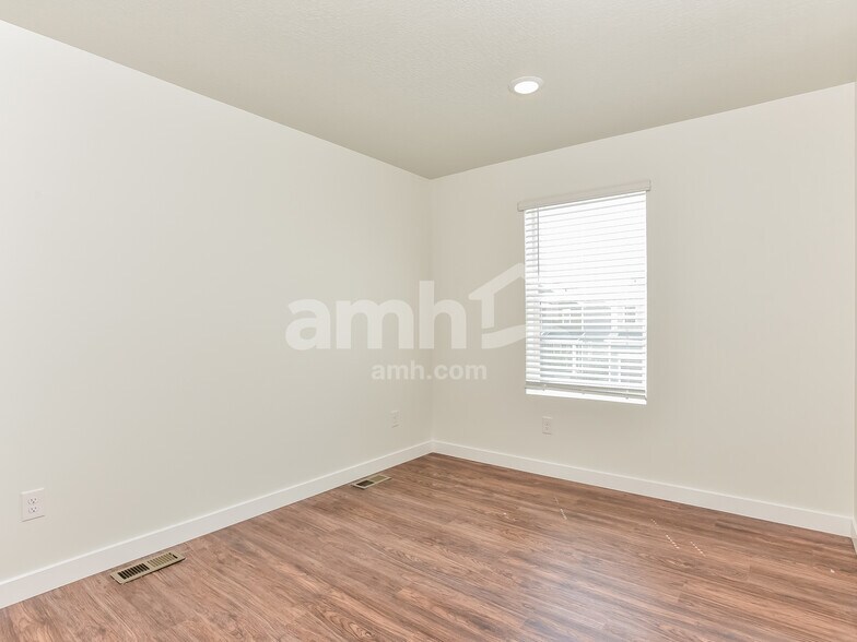 Building Photo - 8937 Royal Ln