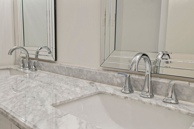 Building Photo - 4BR/3BA Forest Hills Luxury Rental