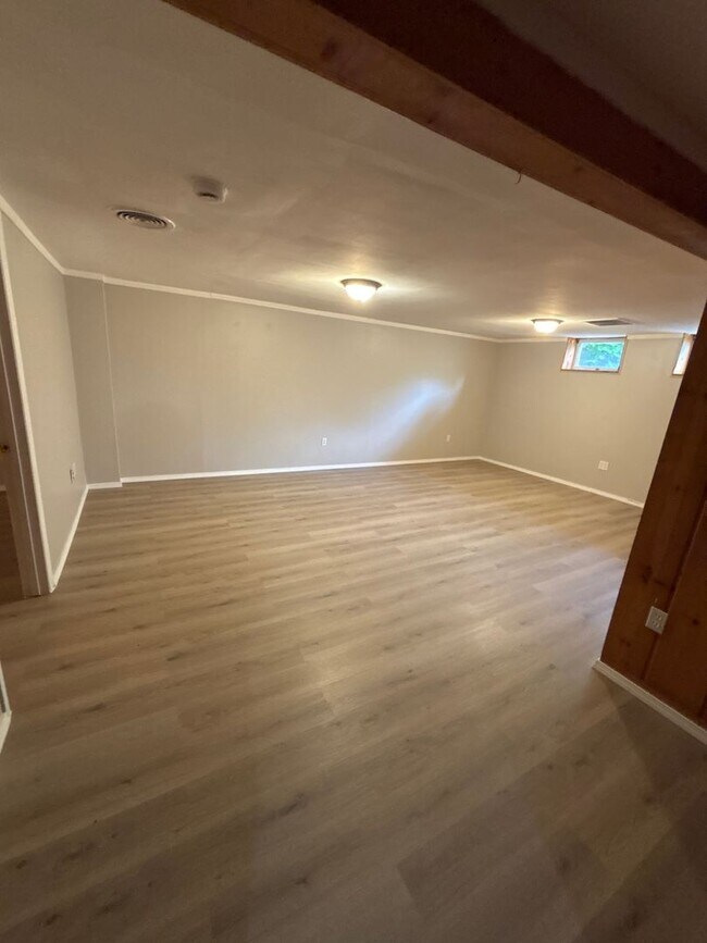 Building Photo - Spacious 4 bedroom 1 bathroom single family home