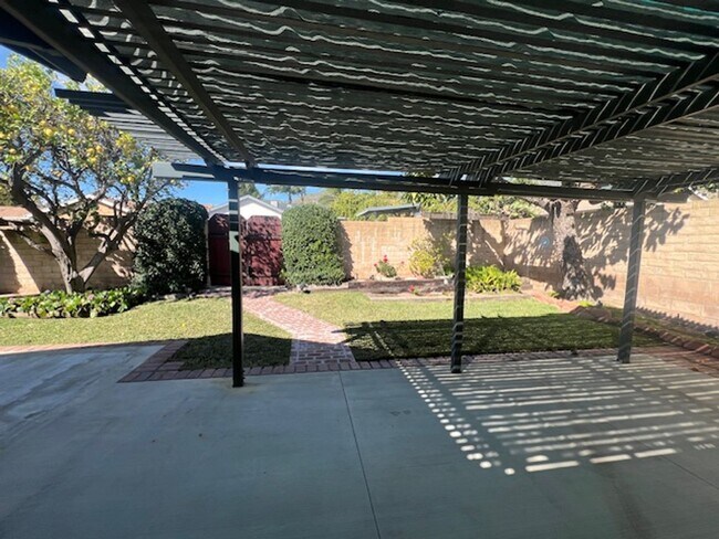 Building Photo - Beautiful 3 Bedroom, 2 Bathroom Sylmar Home! Ready for Move-In!