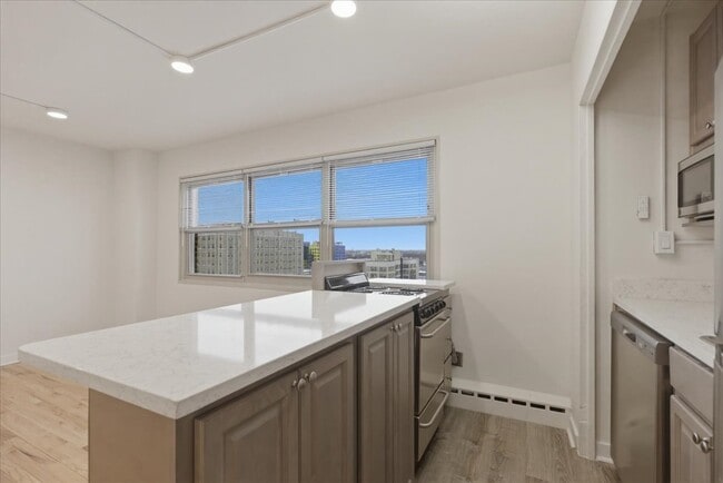 Building Photo - 5630 N Sheridan Rd