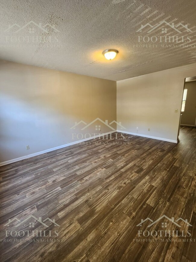 Building Photo - 2-Bed, 1.5-Bath Home with Appliances & Was...