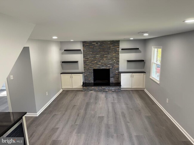 Building Photo - 7810 Newington Woods Dr