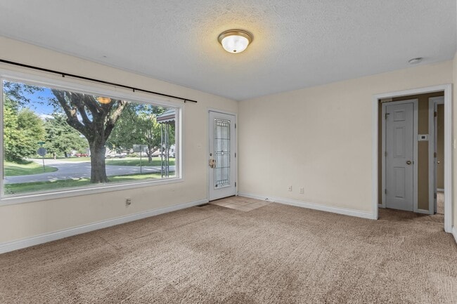 Building Photo - 1090 Rita Dr