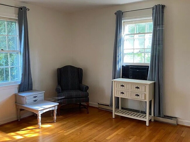 Building Photo - Close to town of Clarksville.   Partially furnished.  Grass cutting included.