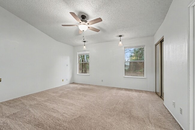 Building Photo - Sweet 3-Bedroom With a Fireplace Vibe