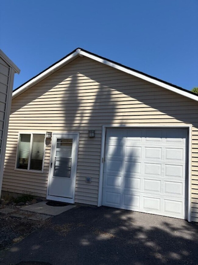 Building Photo - 61097 Larkspur Loop