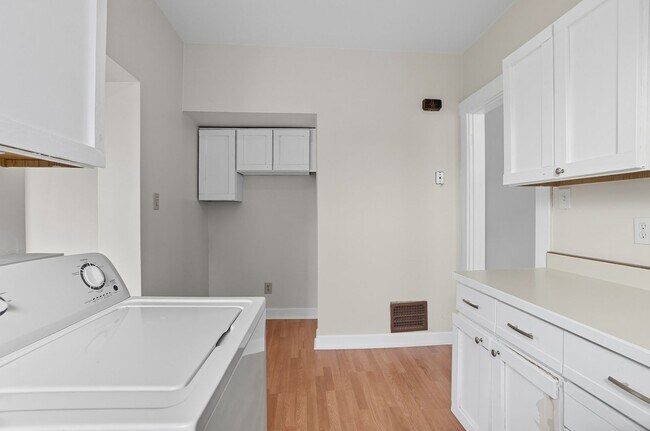 Building Photo - 6 Bed/3 Bath Remodeled Hyde Park Home w/Ce...