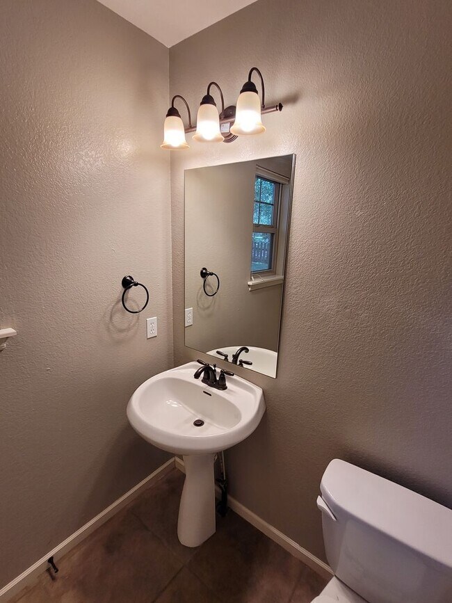 Building Photo - 3 Bedroom 2.5 Bathroom Home